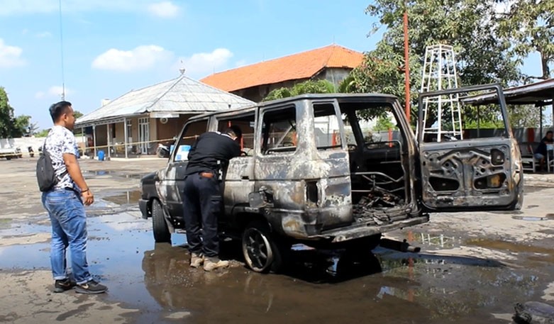Sopir Merokok Habis Isi Bensin, Toyota Kijang Terbakar di SPBU Indramayu