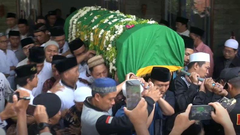 Ribuan Pelayat Antar Jenazah Gus Hilman ke Peristirahatan Terakhir di Malang