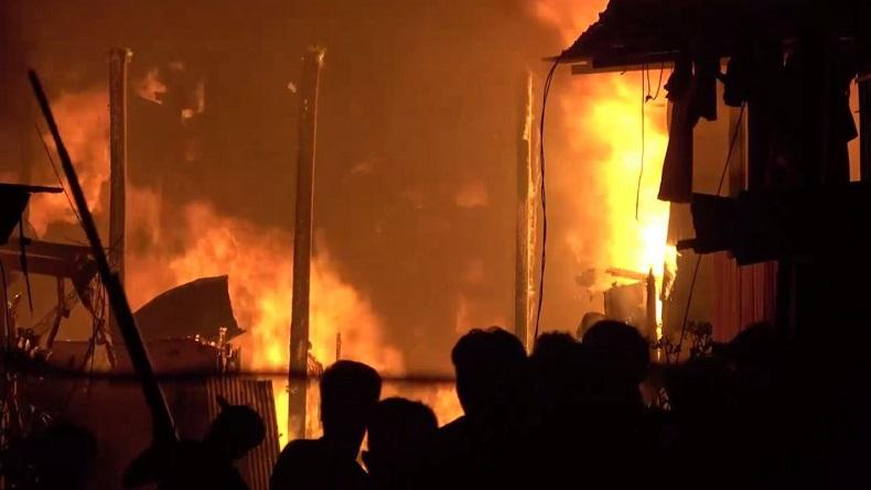 Kebakaran Hanguskan Puluhan Rumah dan Kios di Kawasan Pasar Cidu Makassar