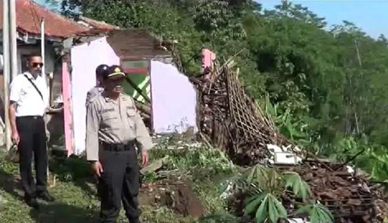 Hujan Deras di Lembang Bandung, 3 Rumah Rusak akibat Longsor