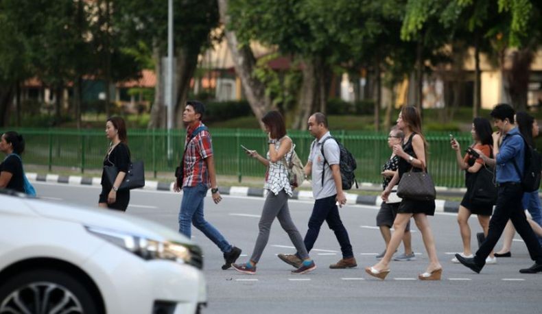Pejalan Kaki di Singapura Bakal Didenda Rp10 Juta jika Menyeberang Sambil  Main Ponsel Cuma Rumor