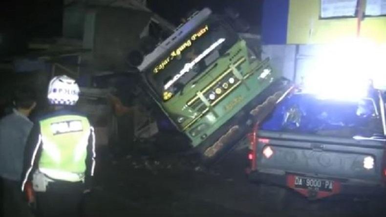 Truk Pasir Tabrak Ruko Di Cianjur, 3 Orang Sekeluarga Tewas Tertimbun ...