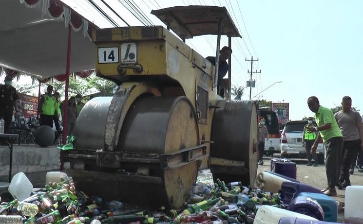 Jelang Natal dan Tahun Baru, Polres Kendal Musnahkan Ribuan Botol Miras