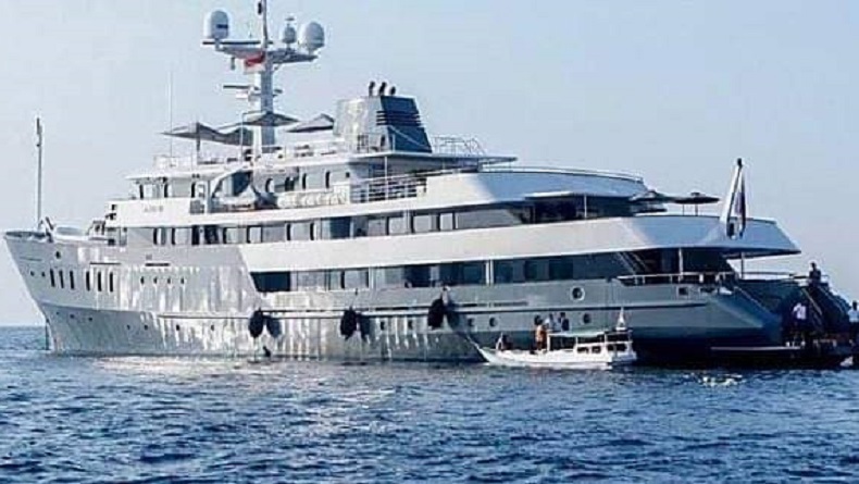 Kapal Pesiar Aqua Blu yang Tabrak Karang di Pulau Wayag Raja Ampat Diduga Masuki Zona Aman