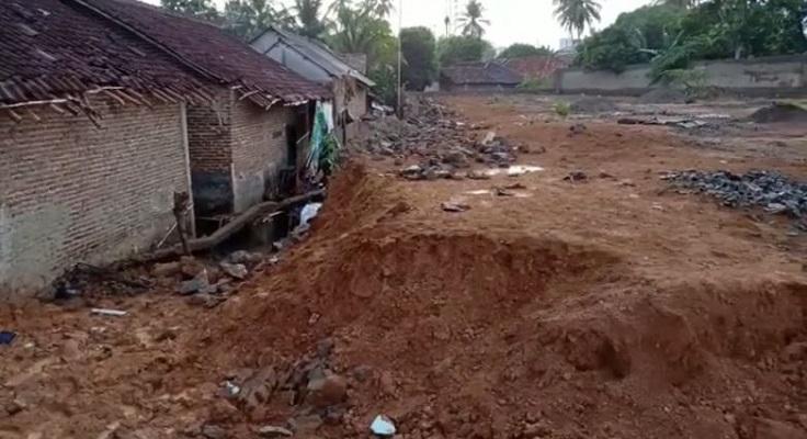 Tanggul Longsor Timpa Rumah Warga di Labuan, Pengelola Lahan Diminta Sediakan Alat Berat