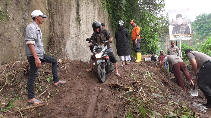 Longsor di Jorong Sianok, Akses Jalan Mulai Dibuka untuk Pengendara Motor