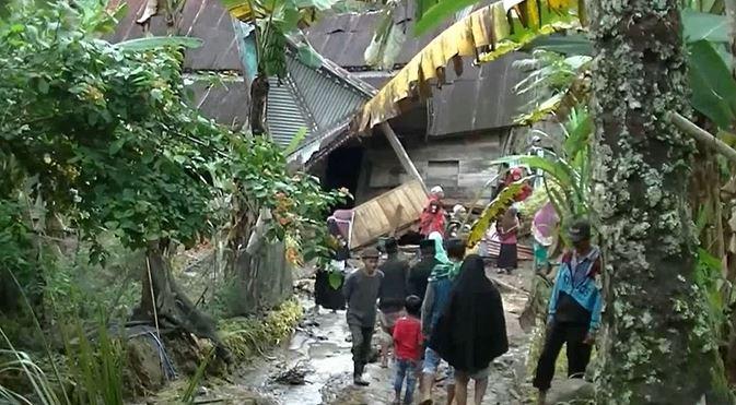 Longsor Timbun 3 Rumah di Nagari Koto Sani Solok, Akses Jalan Putus