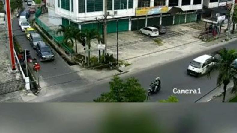 Viral Pengendara Motor Lawan Arus Tabrak Pemotor Lain hingga Masuk Got di Pekanbaru