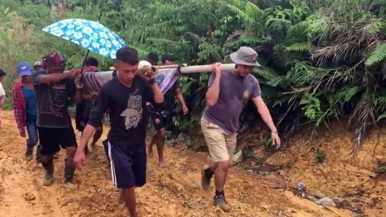 Jalan di Bengkayang Rusak, Bocah SD Dievakuasi ke Puskemas Pakai Tandu Buatan