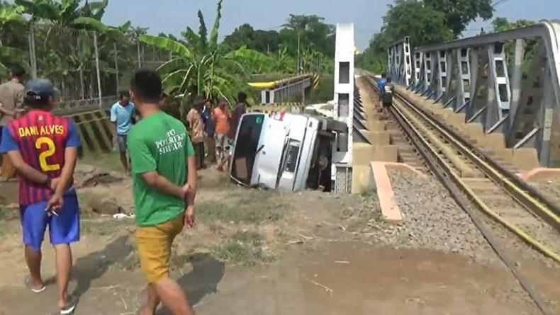 Kereta Api Tabrak Minibus di Perlintasan Tanpa Palang Pintu di Pasuruan, 1 Tewas
