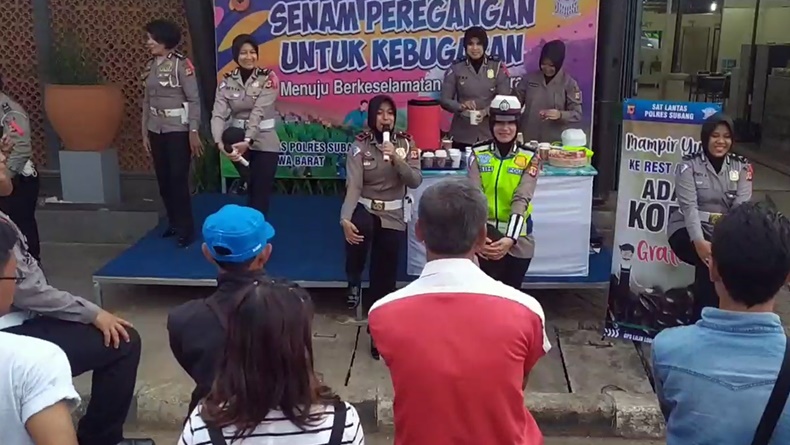 Cegah Kecelakaan, Polwan Cantik di Subang Ajak Senam dan Bagikan Kopi Gratis