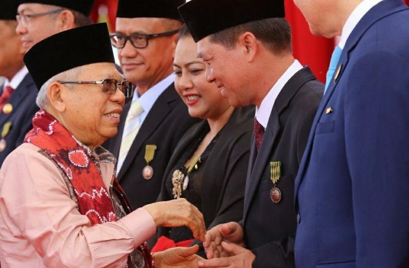 Bupati Klungkung I Nyoman Suwirta Terima Satya Lencana Kebaktian Sosial 2019