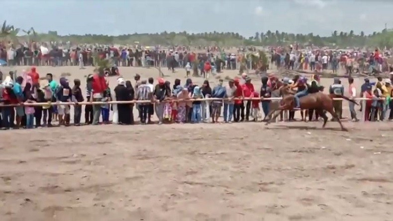 Hibur Masyarakat, Kodim Jeneponto Gelar Festival Balap Kuda di Pantai Karsut