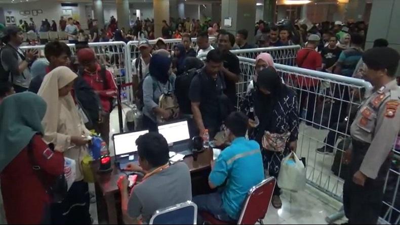 Antrean Penumpang Kapal di Pelabuhan Soekarno Hatta Makassar Mulai Menumpuk