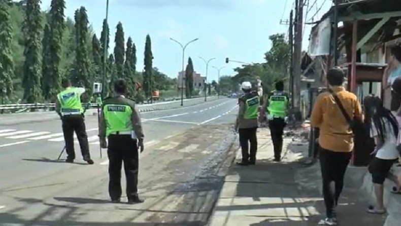 Tim TAA Polda Jatim Olah TKP Lanjutan Terkait Kecelakaan Truk Pengangkut Backhoe di Pasuruan