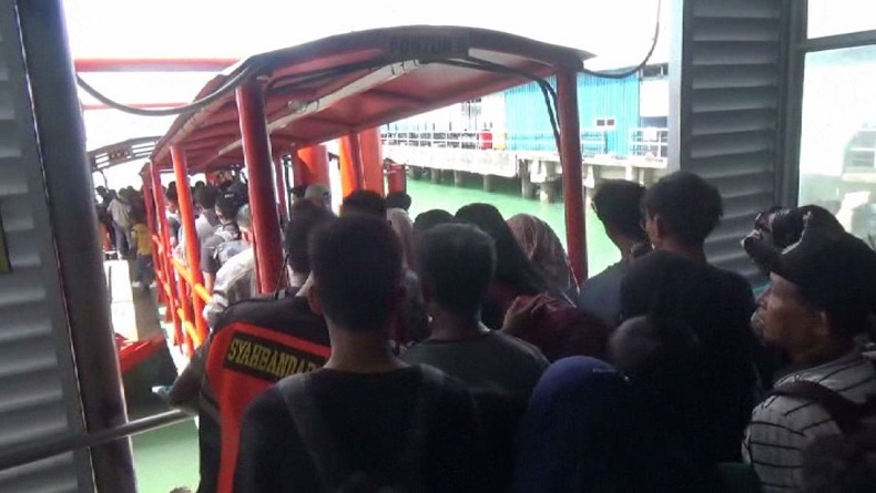 Jelang Nataru, Penumpang Padati Pelabuhan Sri Bintan Pura Tanjungpinang