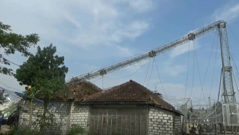 Tower 50 Meter Roboh Akibat Angin Puting Beliung dan Timpa Toko di Tuban