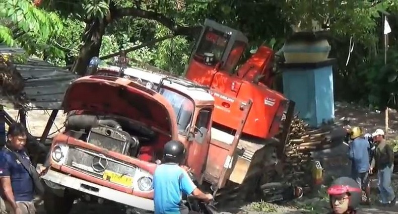 Tak Kuat Menanjak, Truk Lindas 2 Motor di Gerbang Unnes Semarang