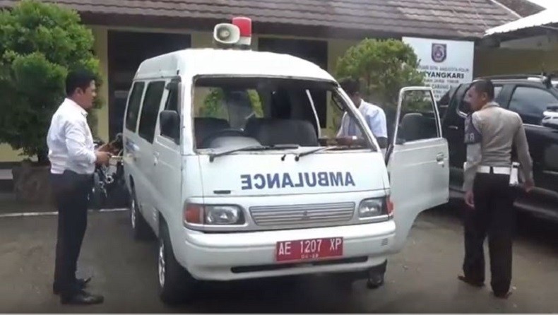 Laki-Laki Diduga Kurang Waras di Pacitan Diamankan karena Curi Ambulans lalu Masuk Jurang