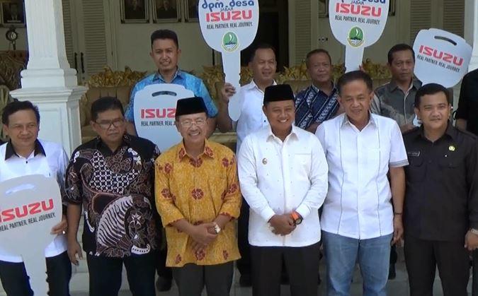 Wagub Jabar Uu Serahkan 5 Unit Mobil Maskara ke Warga Cianjur