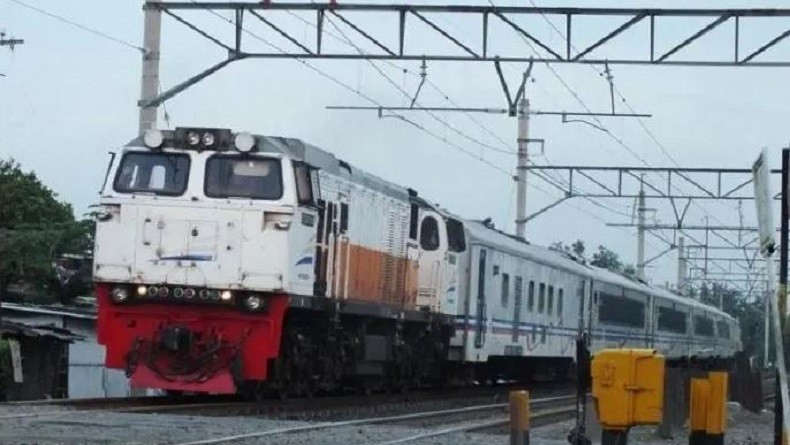 3 KA di Surabaya Tertahan di Stasiun karena Truk Kecelakaan di Atas Rel