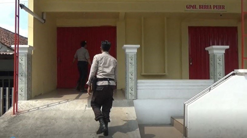 Gereja Belum Berizin di Bondowoso Dijaga Ketat Aparat di Hari Natal