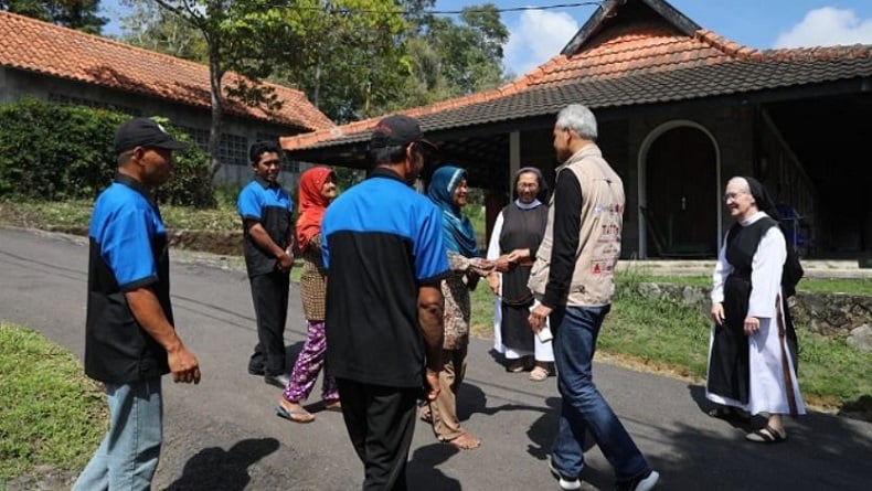 Kisah Natal, Ibu-Ibu Pengajian Bantu Suster Persiapkan Perayaaan Natal di Gereja