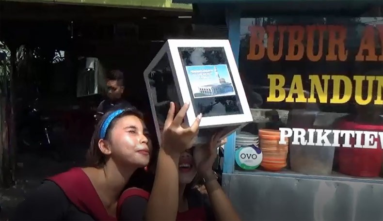 Lihat Gerhana Matahari Cincin, Warga Binjai Berebutan Pakai Kotak Infak