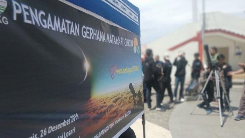 Detik-Detik Puncak Gerhana Matahari Cincin di Sulsel, Warga Padati Pantai Losari