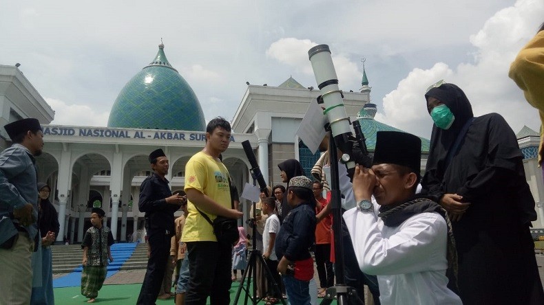 Ribuan Warga Antusias Lihat Gerhana Matahari Cincin di Masjid Al Akbar Surabaya