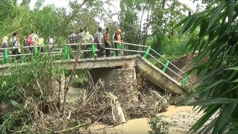 Jembatan di Bojonegoro Putus Diterjang Banjir Bandang, Ratusan Keluarga Terisolasi