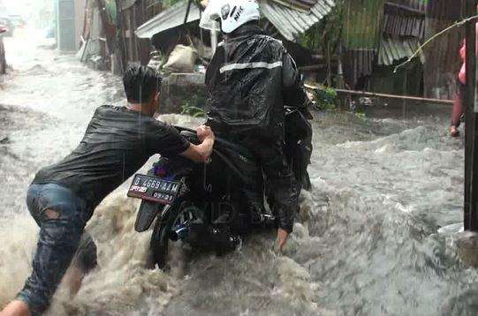 Banjir di Bandung, Pengendara Motor Terseret Arus