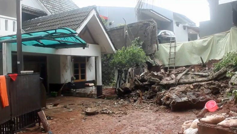 Diguyur Hujan Deras, Tembok Perumahan di Depok Roboh dan Timpa Rumah