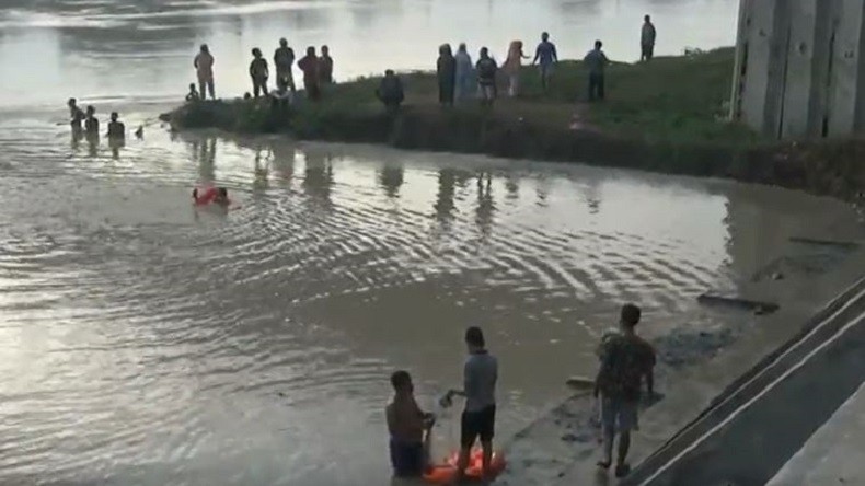 Warga Bojonegoro Panen Ikan Mabuk akibat Air Sungai Bengawan Solo Keruh