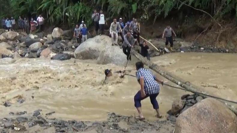 Viral Bupati Labura Jatuh ke Sungai saat Banjir Bandang, Kapolsek Langsung Loncat Menolong