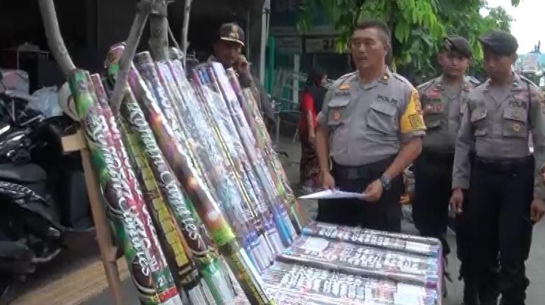 Jelang Tahun Baru 2020, Polres Jembrana Razia Miras Ilegal dan Petasan