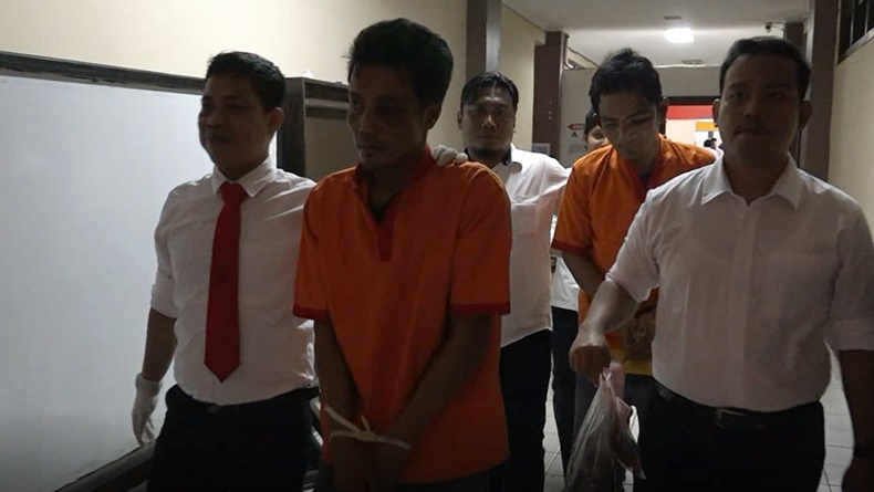 Rekonstruksi Ricuh, Pembunuh Sopir Taksi Online di Palembang Kena Bogem Mentah