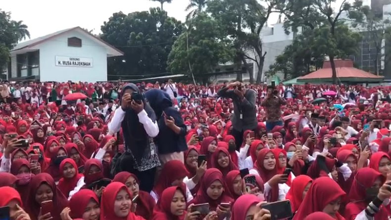 title Menko Polhukam Mahfud MD Lantunkan Selawat Qasidah Burdah Bersama Mahasiswa UIN Sumut Menko Polhukam Mahfud MD Lantunkan Selawat Qasidah Burdah Bersama Mahasiswa UIN Sumut