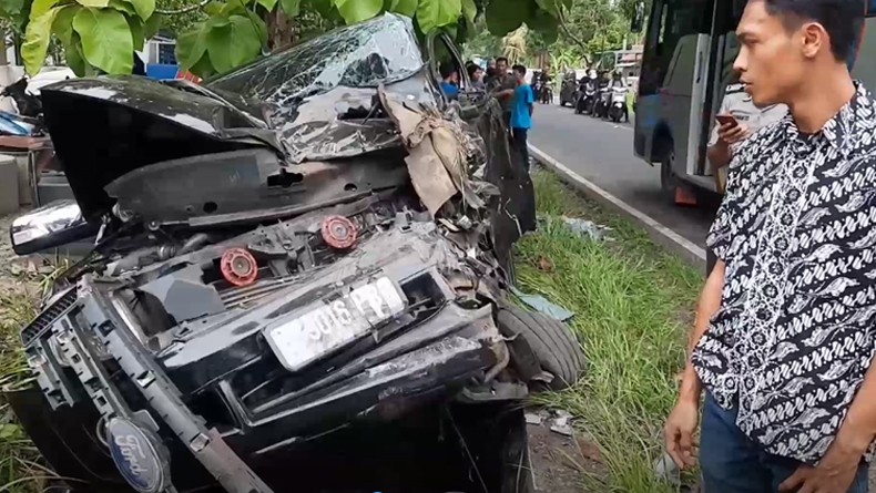 Mobil Ford Ranger Tabrak Bus di Pangandaran, Belasan Orang Luka-Luka