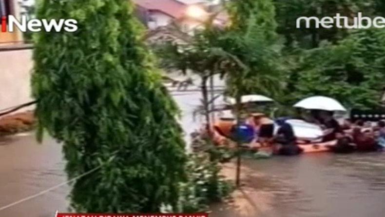 Banjir di Kompleks IKIP Bekasi, Warga Evakuasi Jenazah dengan Perahu Karet