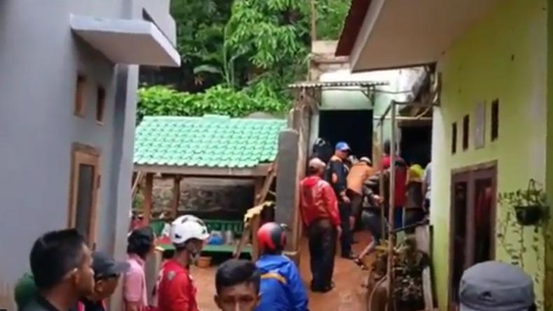 Longsor Landa Depok, 3 Orang Sekeluarga Tewas Tertimbun
