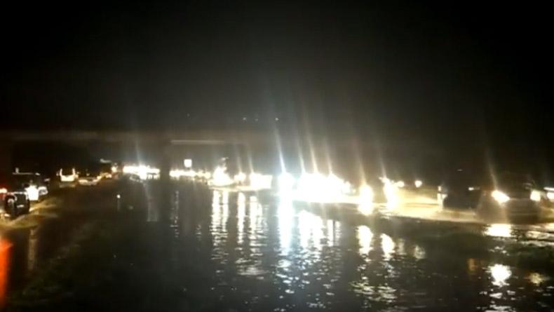 Banjir Tol Cipali KM 136 akibat Hujan dan Luapan Sungai, Polisi Siagakan Alat Berat