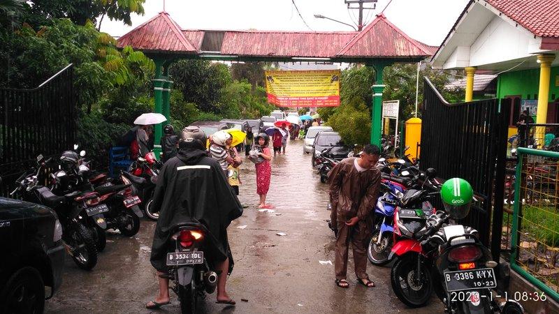Banjir 1 Meter, Warga Bekasi Timur Parkirkan Kendaraan di Pinggir Jalan