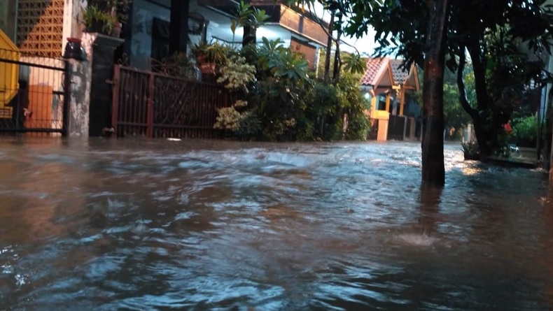 Kali Meluap, Ratusan Rumah di Pondok Surya Mandala Bekasi Kebanjiran