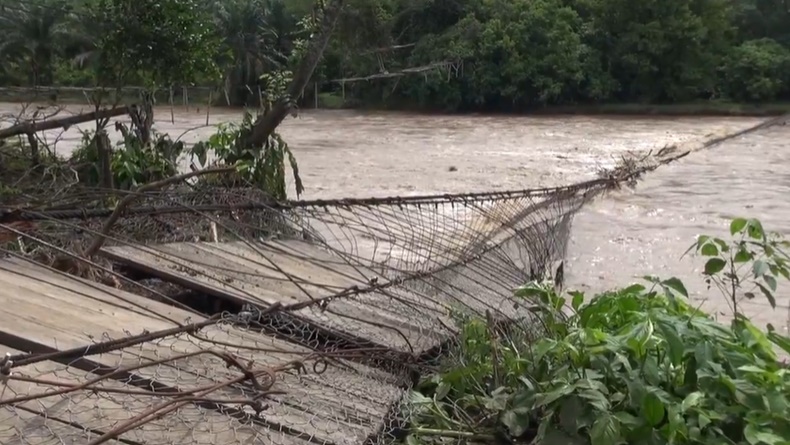 Diterjang Arus Sungai Musi, Jembatan Gantung di Empat Lawang Jebol