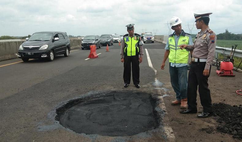 Tol Pemalang-Batang Banyak Lubang, Pengguna Jalan Diminta Hati-Hati