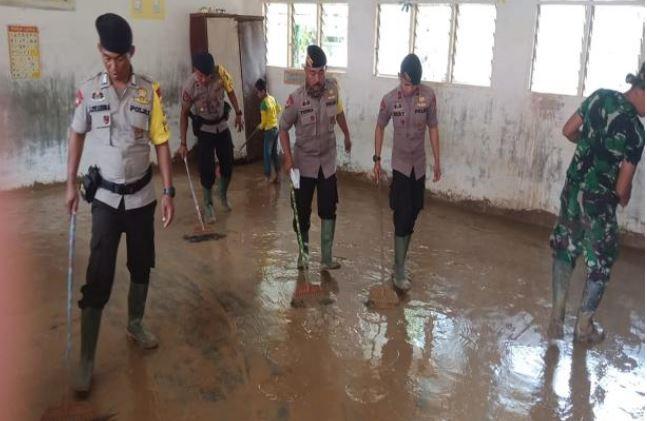 Tanggap Bencana, Brimob Polda Sumut Bantu Korban Bencana Banjir Bandang Labura