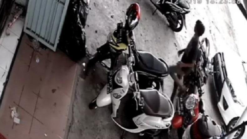 Terekam CCTV saat Beraksi, Remaja Spesialis Curi Helm di Makassar Ditangkap Polisi