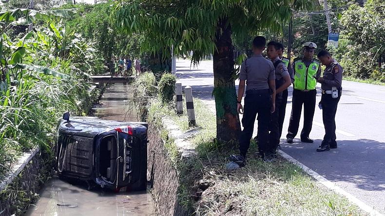 Mobil Berpenumpang Bule Terjun ke Selokan saat Kejar Penerbangan di Kulonprogo