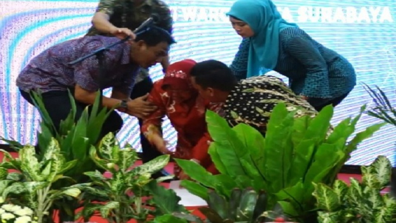  Berutang ke Anak Putus Sekolah, Risma Nangis Sesenggukan